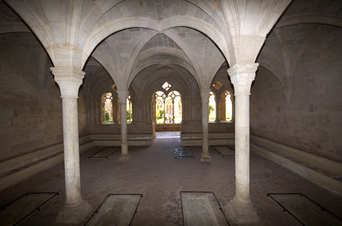 Interior y portada de la sala capitular de Santes Creus